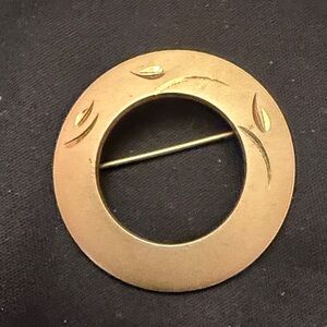 Elegant Gold tone Circular Brooch
